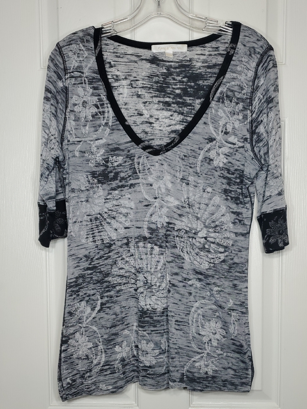 Semi-Sheer Seashell Nautilus Floral Black & White V-Neck Top Women's Size XL